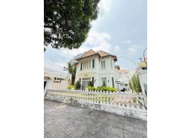 Cho thuê nhà 2 mặt tiền Số: 212 Võ Thị Sáu Quận 3. DT: 20x25m, 1 trệt 1 lầu. Giá 300 Triệu