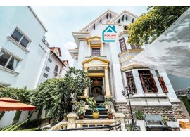 Cho thuê biệt thuê biệt thự mặt tiền 204 Nguyễn Văn Hưởng, P. Thảo Điền, Quận 2. Giá 135 triệu