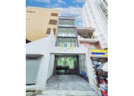 Cho thuê Nhà mặt tiền : 1 Nguyễn Văn Nguyễn, Quận 1. Giá thuê : 110 triệu/tháng