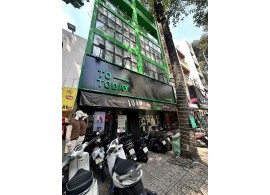 Cho thuê nhà mặt tiền 304–306 Nguyễn Trãi, P.8, Quận 5. Giá thuê: 7.500 USD/tháng