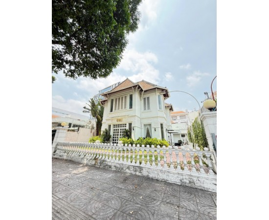 Cho thuê nhà 2 mặt tiền Số: 212 Võ Thị Sáu Quận 3. DT: 20x25m, 1 trệt 1 lầu. Giá 300 Triệu