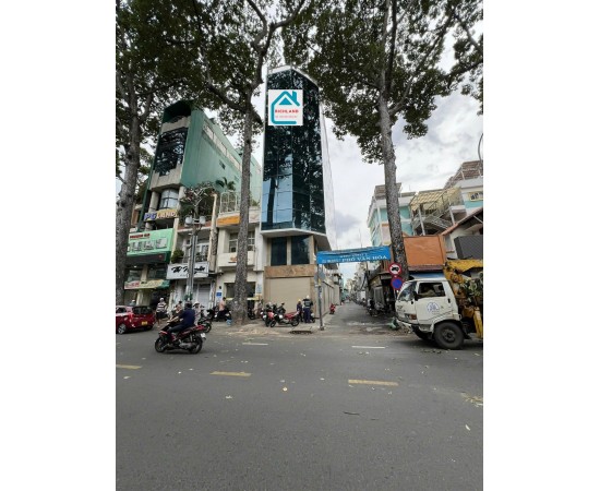 cho thuê nhà góc 2 mặt tiền 49B Cao Thắng, Phường 3, Quận 3. Giá 180 Triệu