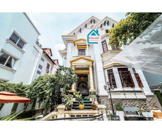 Cho thuê biệt thuê biệt thự mặt tiền 204 Nguyễn Văn Hưởng, P. Thảo Điền, Quận 2. Giá 135 triệu