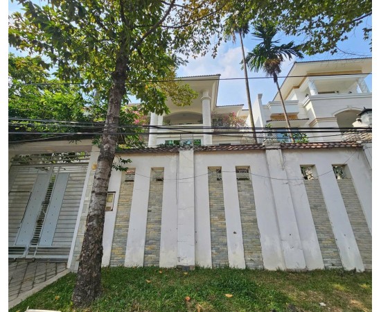 Cho thuê biệt thự 131/31  Nguyễn Văn Hưởng, Quận 2. Giá 115 Triệu