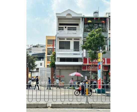 Cho thuê Nhà mặt tiền : 65B Nguyễn Thái Học, Quận 1. Giá thuê : 80 triệu/tháng