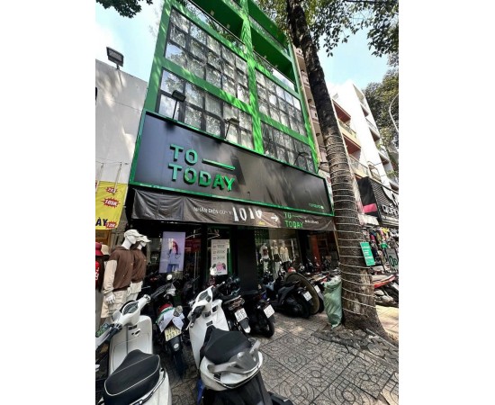 Cho thuê nhà mặt tiền 304–306 Nguyễn Trãi, P.8, Quận 5. Giá thuê: 7.500 USD/tháng