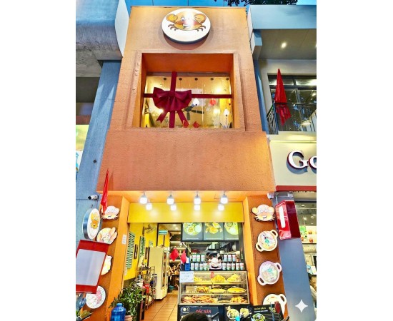 CHO THUÊ NHÀ MẶT TIỀN :  120 Hồ Tùng Mậu, Quận 1. Giá thuê: 7.000 USD/tháng