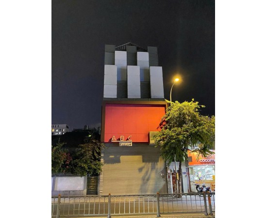 CHO THUÊ NHÀ MẶT TIỀN :  296 Bạch Đằng, Quận Bình Thạnh. Giá thuê: 80 triệu/tháng