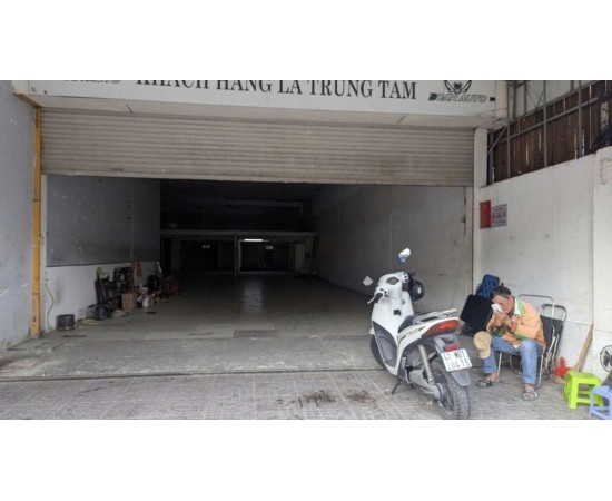 CHO THUÊ NHÀ MẶT TIỀN : 256 Trần Phú, Phường 9, Quận 5. Giá thuê: 200 triệu/tháng