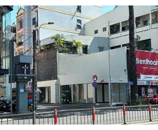 CHO THUÊ NHÀ 2 MẶT TIỀN : 300 Đường 3/2, Phường 12, Quận 10. Giá thuê: 120 triệu/tháng