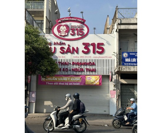 Cho Thuê Nhà MT : 700-702 CMT8, Phường 5, Quận Tân Bình. Giá thuê : 100 triệu/tháng