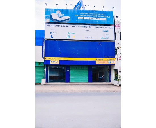 Cho thuê Nhà mặt tiền : 1051 Cách Mạng Tháng 8, Phường 7, Quận Tân Bình. Giá thuê: 180 triệu/tháng.