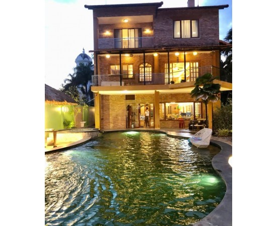 Cho Thuê Biệt Thự : 239 Nguyễn Duy Trinh, TP. Thủ Đức. Giá thuê: 5.500 USD/tháng.