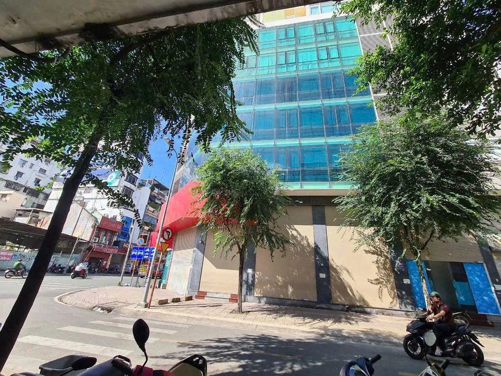 CHO THUÊ TÒA NHÀ MẶT TIỀN : 162 Trần Hưng Đạo, Phường 7, Quận 5. Giá thuê: 150 triệu/tháng