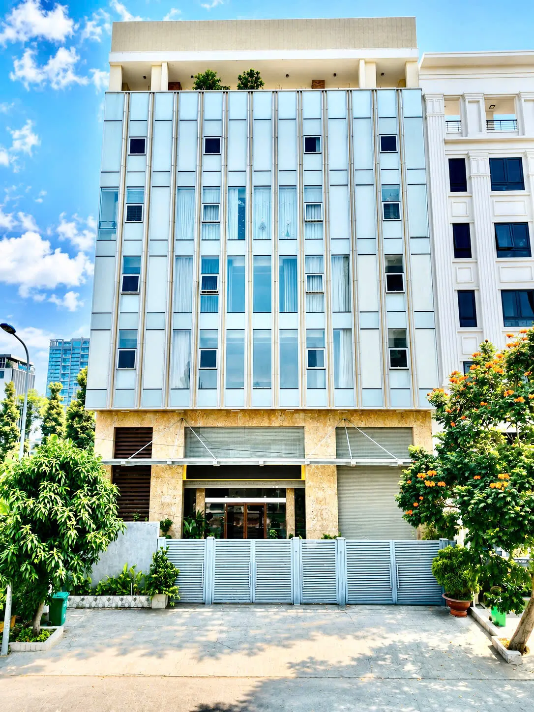 Cho Thuê Tòa Nhà : 57–59 Nguyễn Văn Kinh, Quận 2. Giá thuê: 450 triệu/tháng