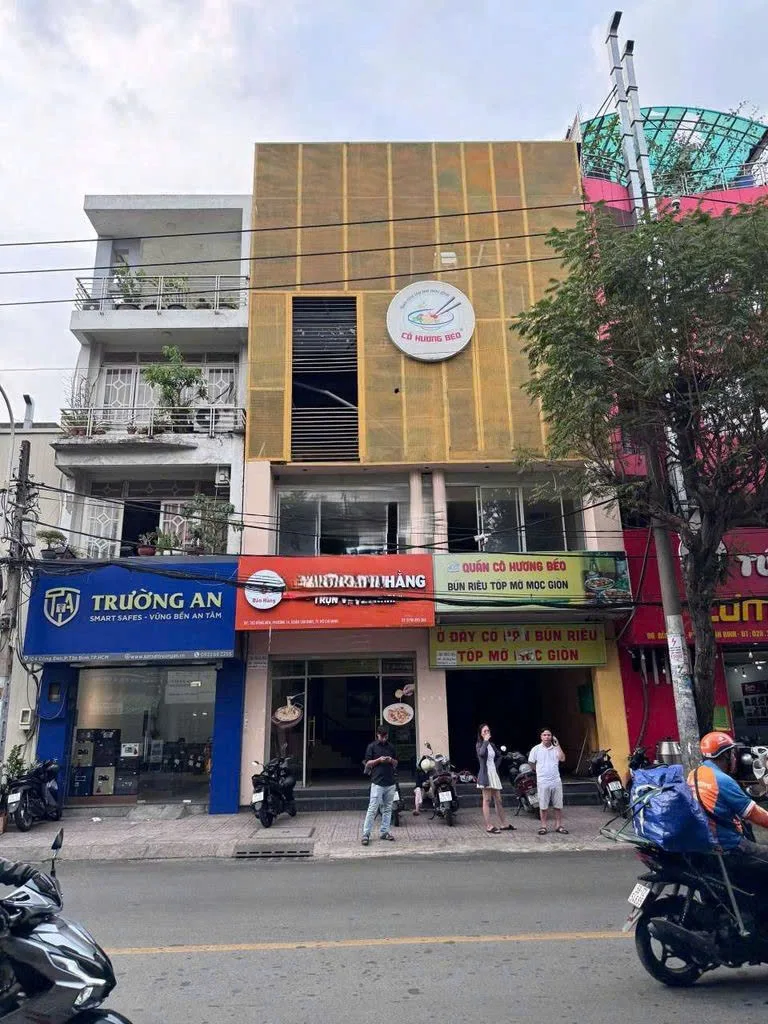 CHO THUÊ NHÀ MT : 100–102 Đồng Đen, Phường 12, Quận Tân Bình. Giá thuê: 65 triệu/tháng
