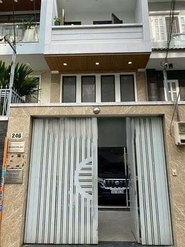 CHO THUÊ NHÀ 2MT : 246 Nguyễn Đình Chính, Quận Phú Nhuận. Giá thuê: 70 triệu/tháng