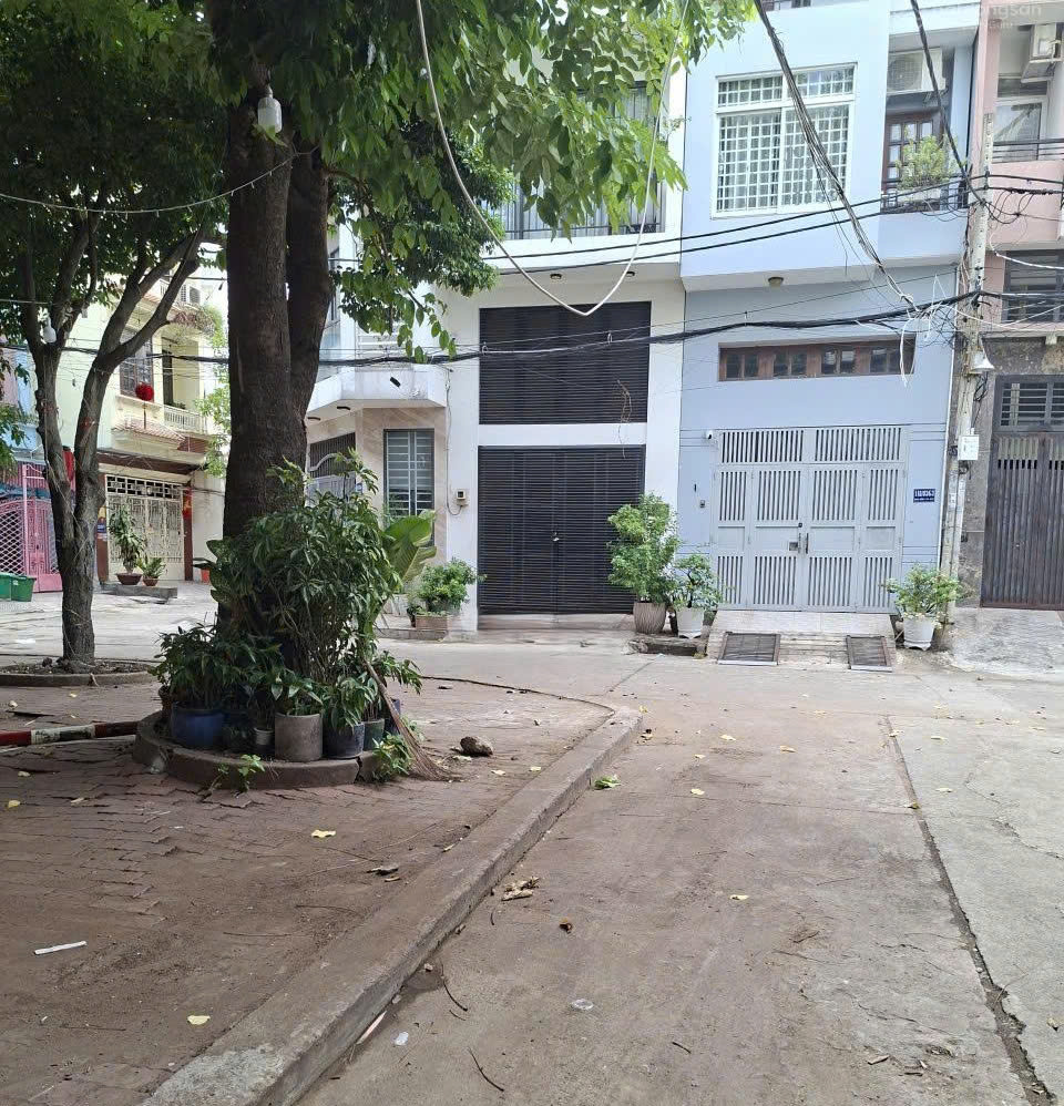 CHO THUÊ NHÀ MẶT TIỀN : 376 Nguyễn Trãi, Quận 5. Giá thuê : 90 triệu/tháng.