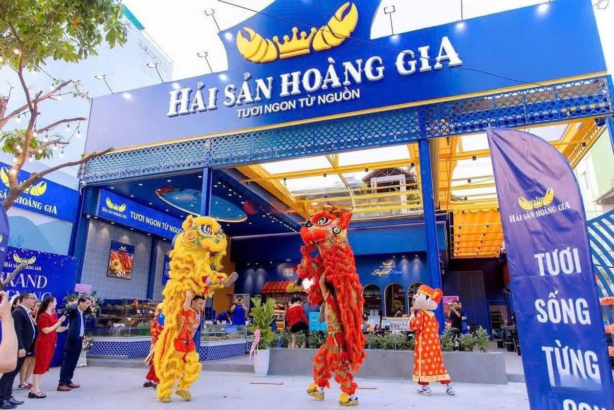 Cho thuê nhà mặt tiền : 608 Đường 3/2, Phường 12, Quận 10. Giá thuê : 300 triệu/tháng.