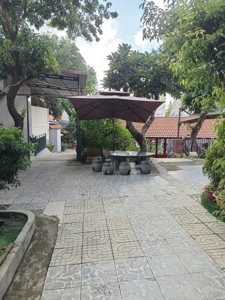 CHO THUÊ NHÀ HÀNG SÂN VƯỜN : 500 Hoàng Hữu Nam, Thủ Đức. Giá thuê : 50 triệu/tháng.