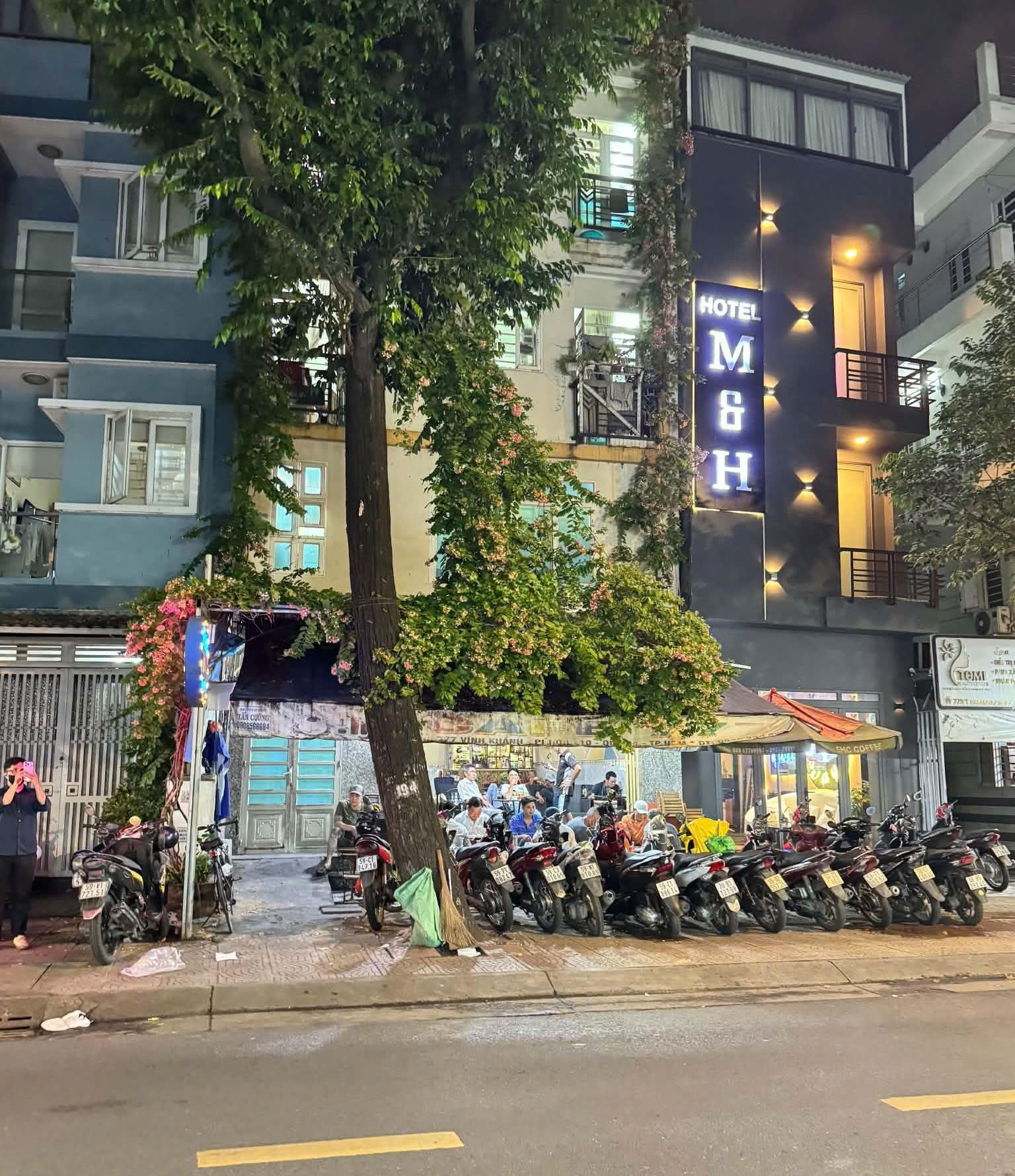 CHO THUÊ TÒA NHÀ : 777 Vĩnh Khánh, Phường 10, Quận 4. Giá thuê : 135 triệu/tháng.