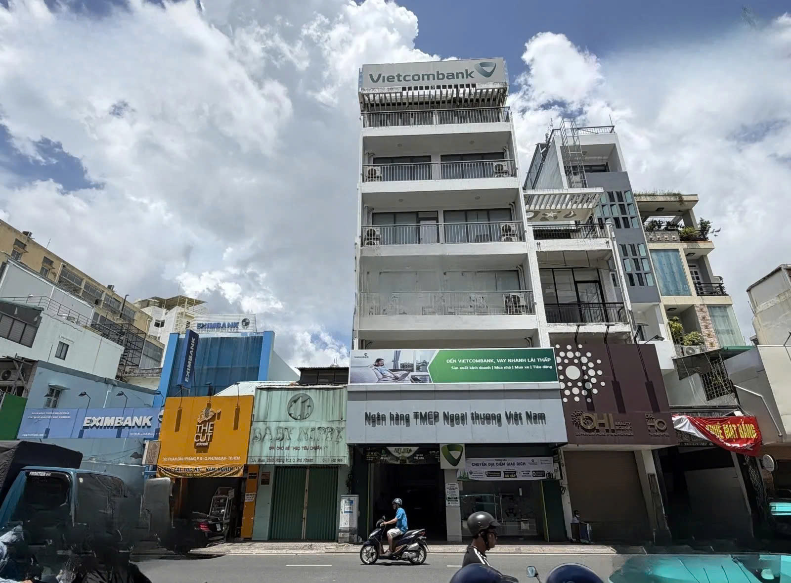 CHO THUÊ TÒA NHÀ : 303 Phan Đình Phùng, Phường 2, Quận Phú Nhuận. Giá thuê : 330 triệu/tháng.