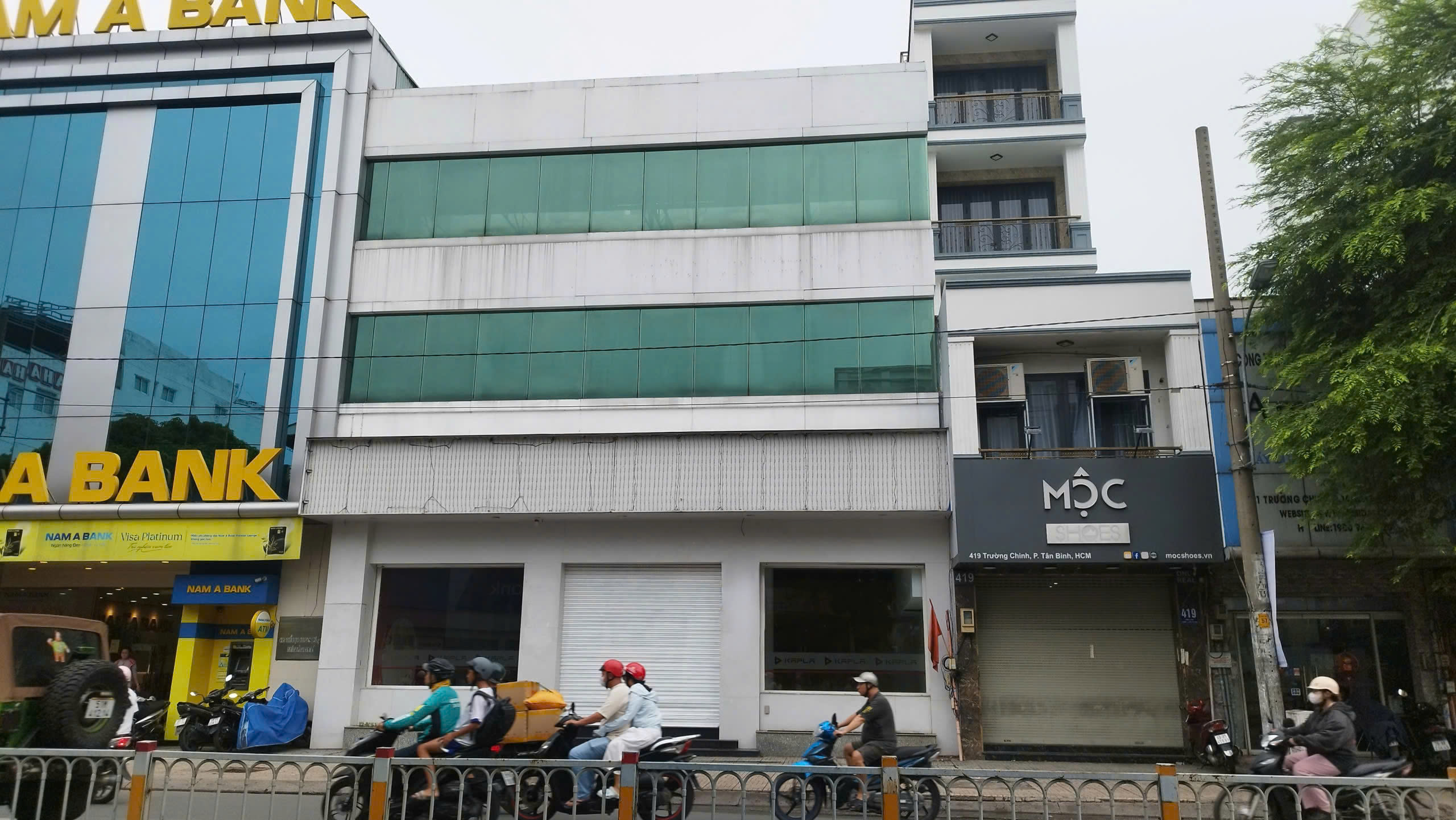 CHO THUÊ NHÀ MẶT TIỀN : 417 Trường Chinh, Quận Tân Bình. Giá thuê : 300 triệu/tháng.