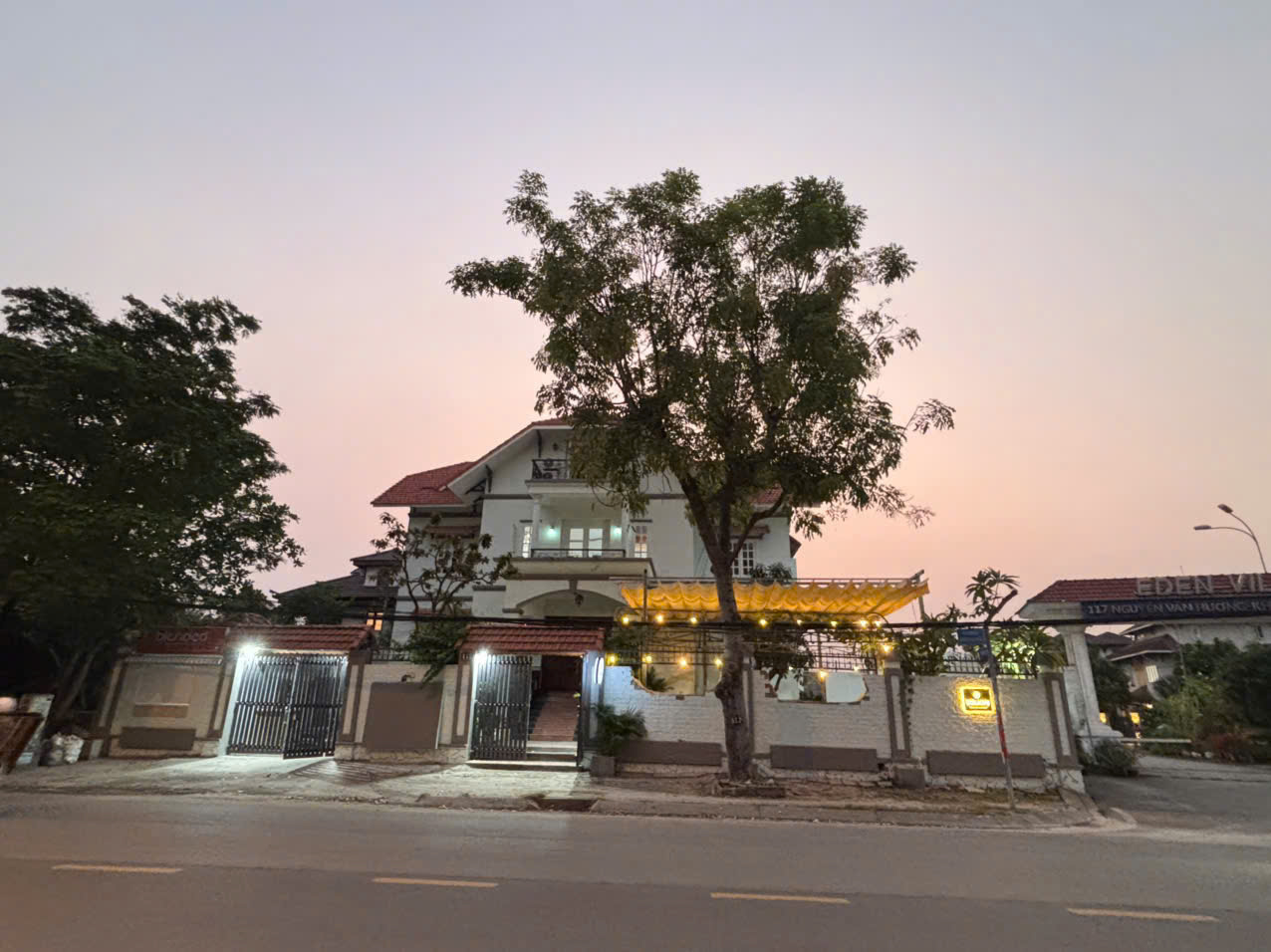 CHO THUÊ BIỆT THỰ : 117 Nguyễn Văn Hưởng, Thủ Đức. Giá thuê : 6.000 USD/tháng