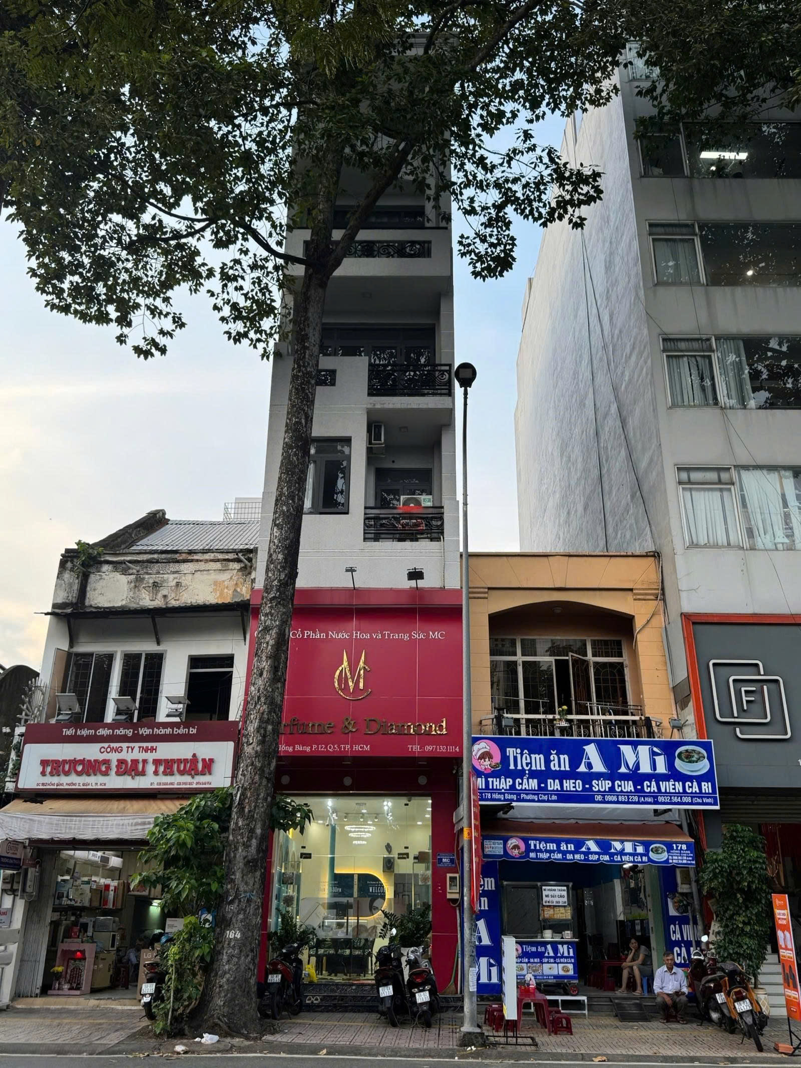 CHO THUÊ NHÀ MẶT TIỀN : 180 Hồng Bàng, Phường 12, Quận 5. Giá thuê : 65 triệu/tháng