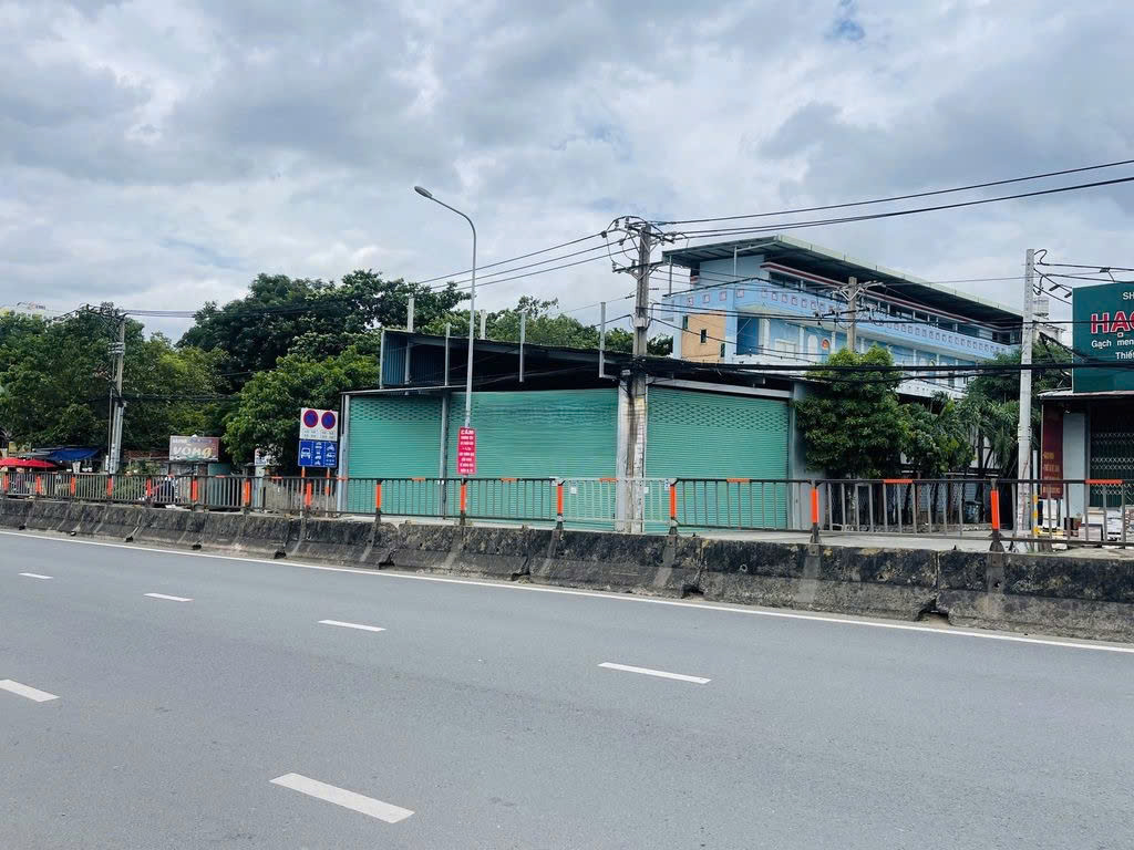 CHO THUÊ NHÀ 2 MẶT TIỀN : 276 Quốc Lộ 1K, Thủ Đức. Giá thuê : 100 triệu/tháng