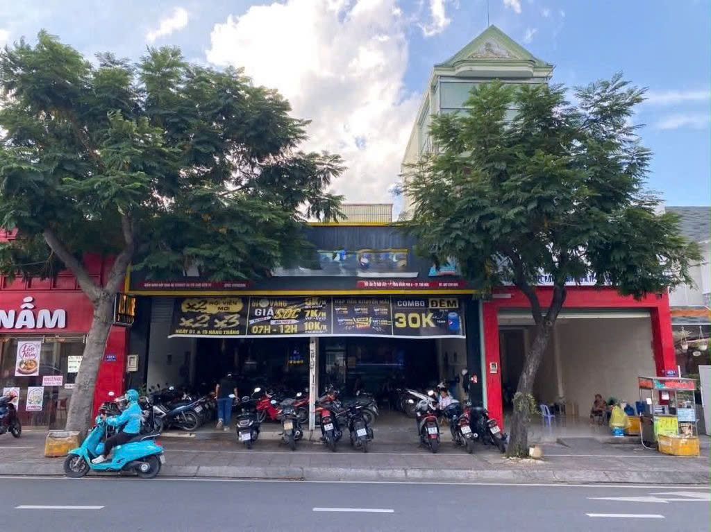 CHO THUÊ NHÀ MẶT TIỀN : 461 Lê Văn Việt, Thủ Đức. Giá thuê : 60 triệu/tháng