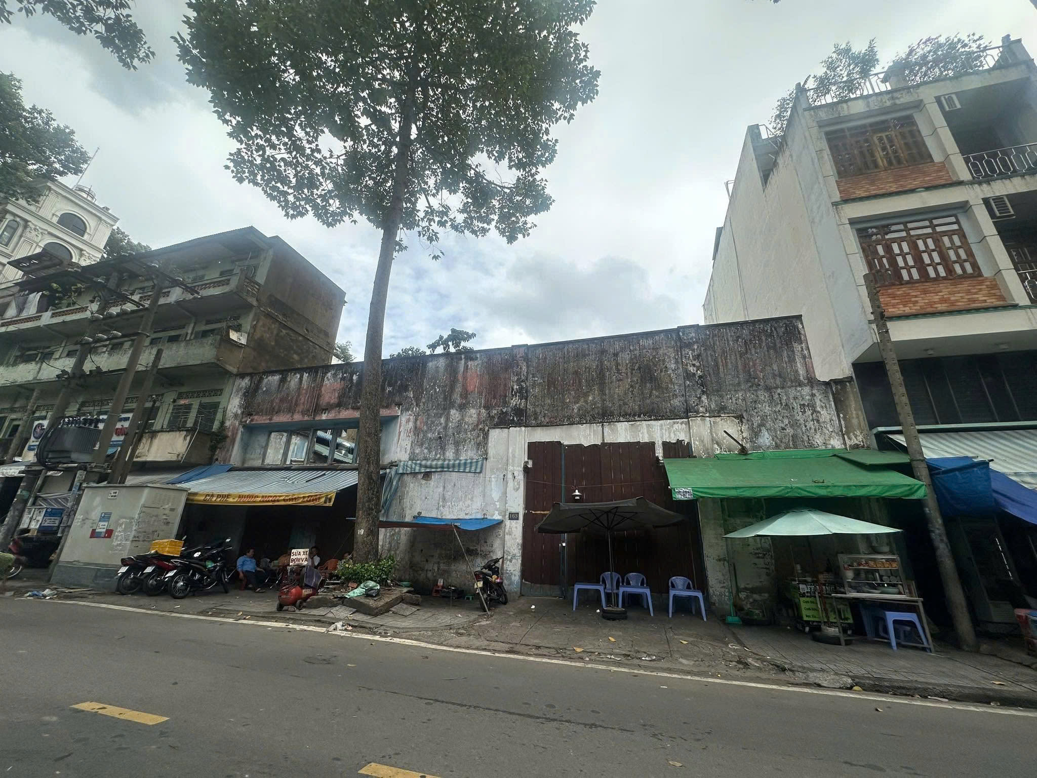 CHO THUÊ MẶT BẰNG : 163 Đào Duy Từ, Phường 5, Quận 10. Giá thuê : 80 triệu/tháng