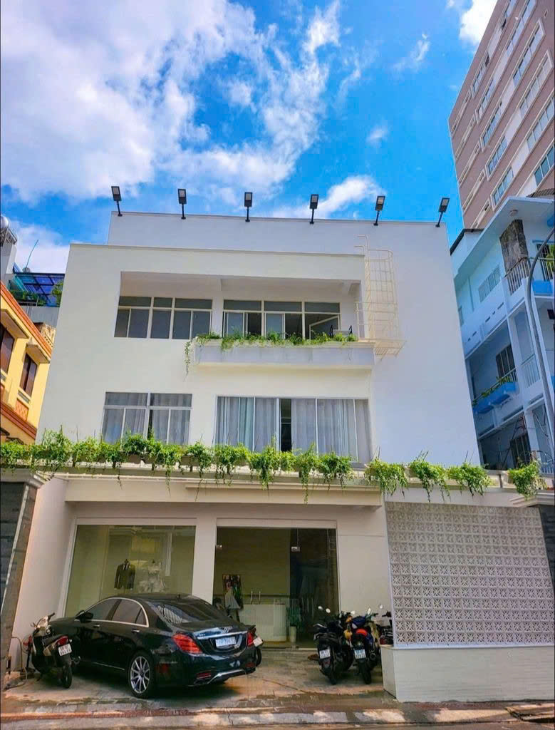 CHO THUÊ NHÀ : 69 Trần Đình Xu, Phường Cầu Kho, Quận 1. Giá thuê : 120 triệu/tháng.