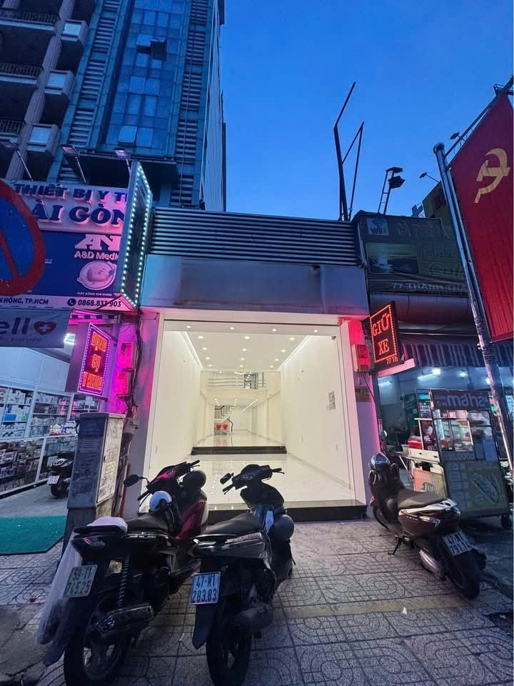 CHO THUÊ NHÀ : 75 Thành Thái, Phường 14, Quận 10. Giá thuê : 65 triệu/tháng.