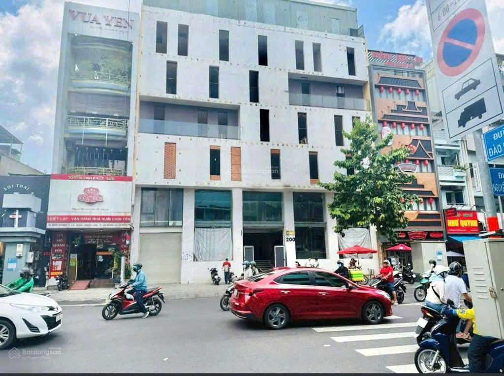 Cho Thuê Tòa Nhà : 200 Nguyễn Tri Phương, Phường 4, Quận 10. Giá thuê : 900 triệu/tháng