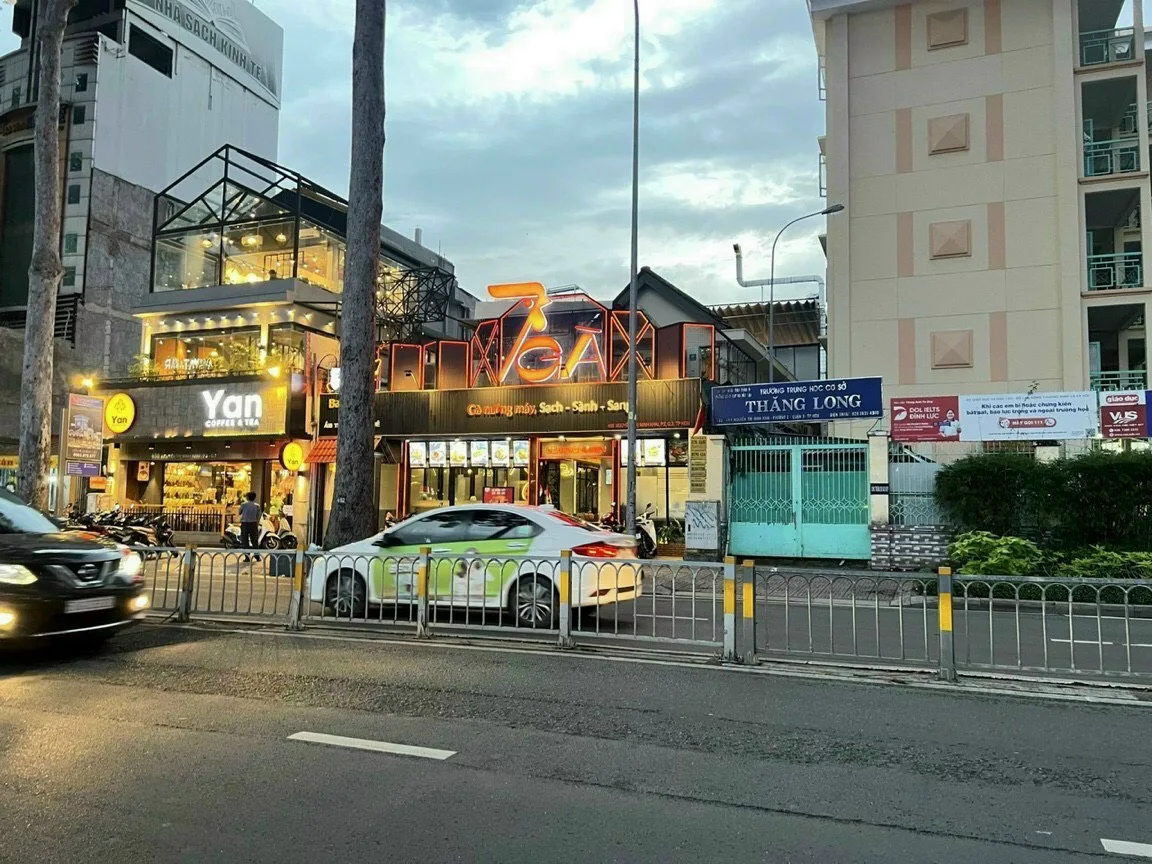 Cho thuê nhà nguyên căn Mặt Tiền 486 Nguyễn Thị Mình Khai, Quận 3.- Diện tích: 12x39m (Nở hậu: 15m)