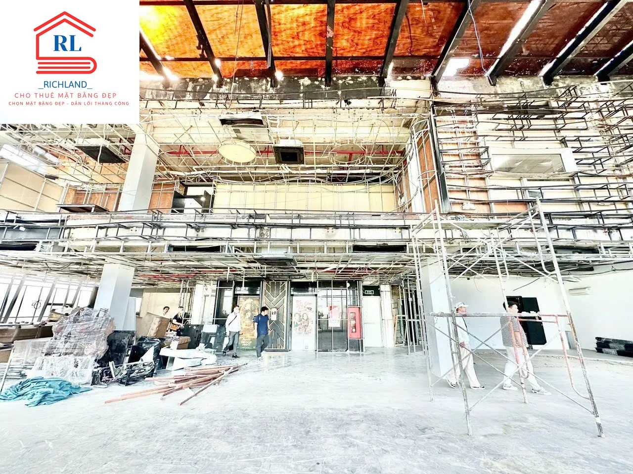 Cho Thuê Sân Thượng GÓC 2 MT: 180 Nguyễn Thị Minh Khai, Quận 3, TPHCM. Giá 310 Triệu