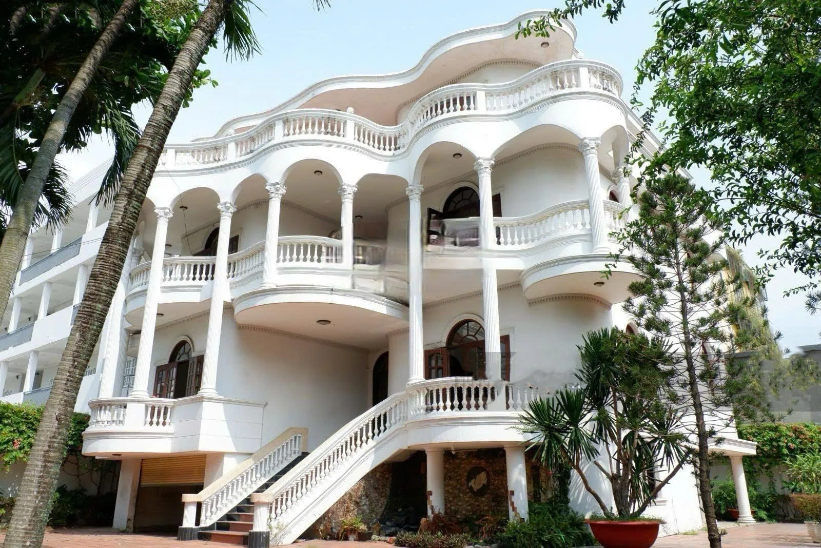 Chính chủ cho thuê Villa mặt tiền số 9 Đặng Hữu Phổ, phường Thảo Điền, Quận 2. Giá 250 Triệu