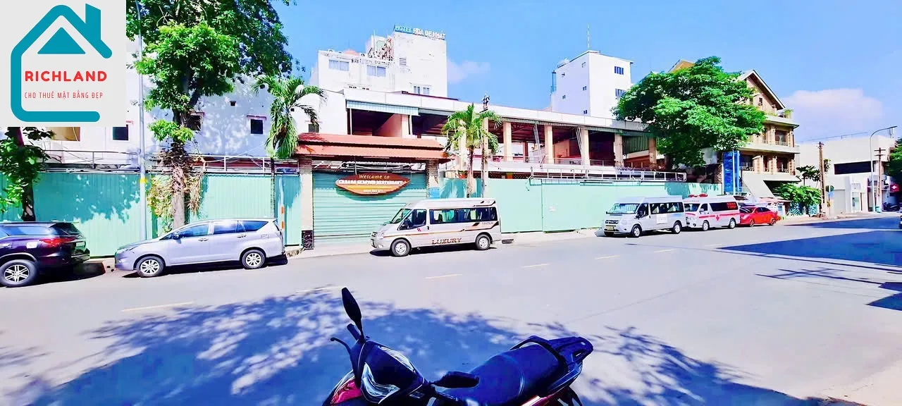 Cho Thuê Nhà GÓC 3 Mặt Tiền: 18-20-22-24 Hoàng Việt, Phường 04, Quận Tân Bình, TPHCM. Giá 450 Triệu