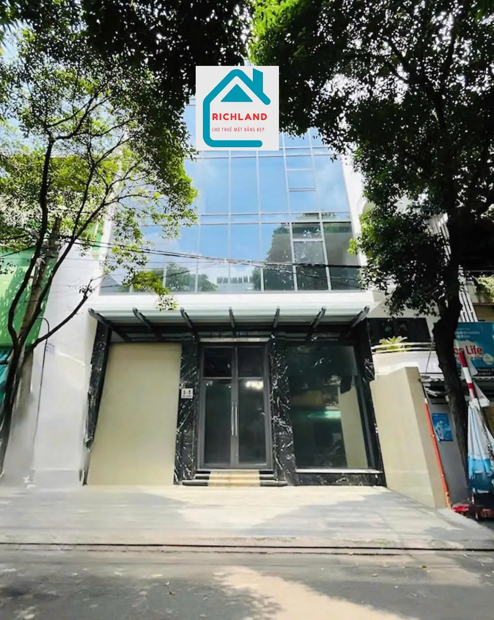 Cho thuê tòa nhà 3-5 Hát Giang, Phường 2, Quận Tân Bình. Giá 270 Triệu