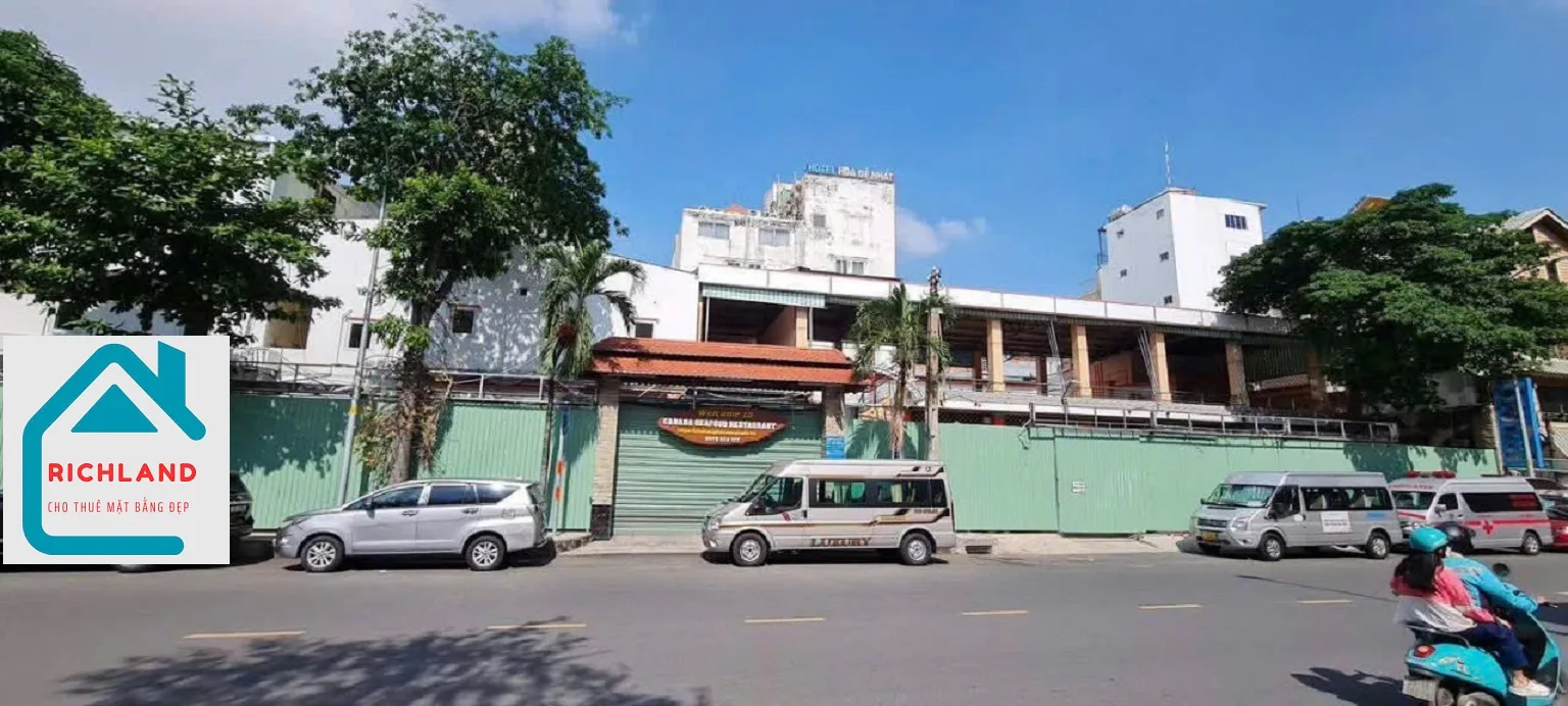 Cho thuê đất trống  Góc 3 mặt tiền: 10-12-14-16-18 Hoàng Việt P.4 Q.Tân Bình. Giá 250K/m2