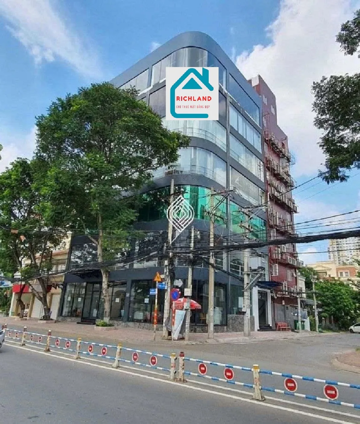 Cho thuê nhà Góc 220 Nguyễn Văn Hưởng, Quận Thủ Đức+Giá thuê: 9.000 USD/tháng