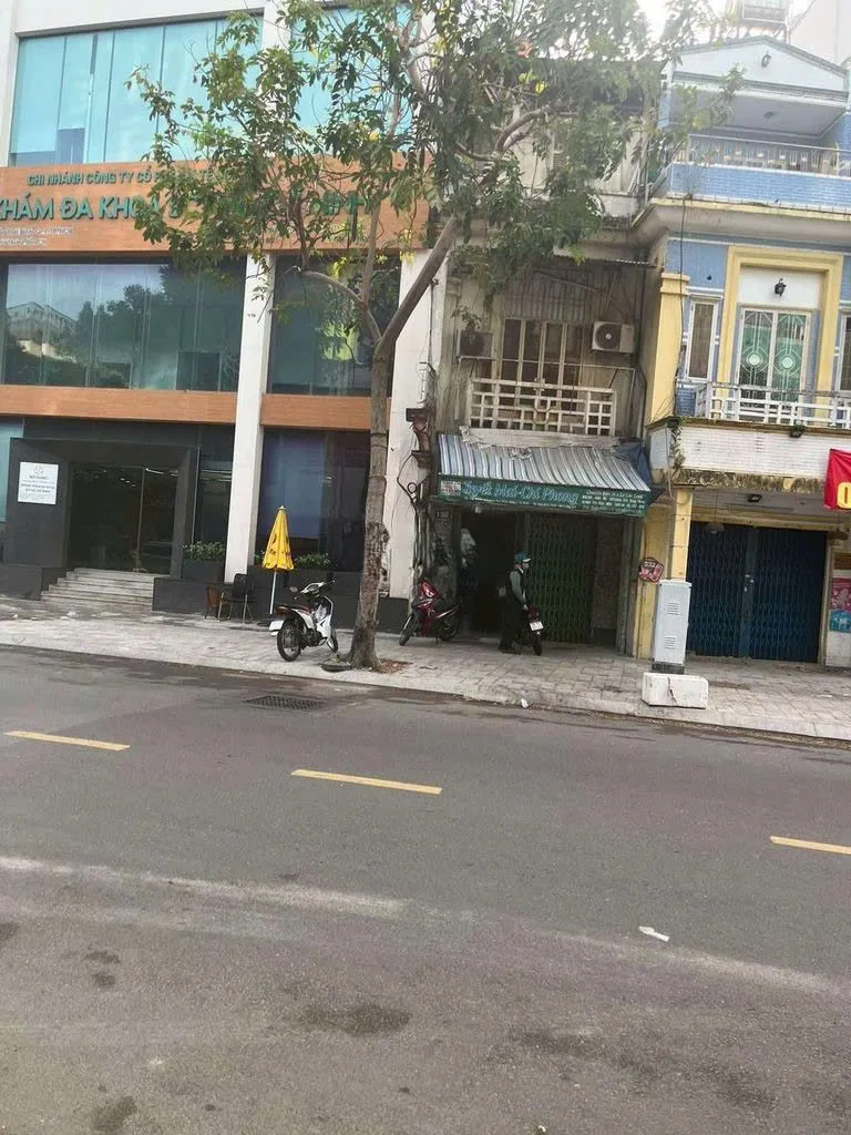 Cho thuê nhà mặt tiền: 130 Yersin P.Nguyễn Thái Bình Q.1. Giá thuê: 50 triệu/tháng