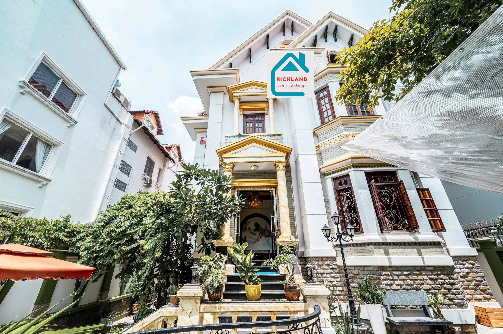 Cho thuê biệt thuê biệt thự mặt tiền 204 Nguyễn Văn Hưởng, P. Thảo Điền, Quận 2. Giá 135 triệu