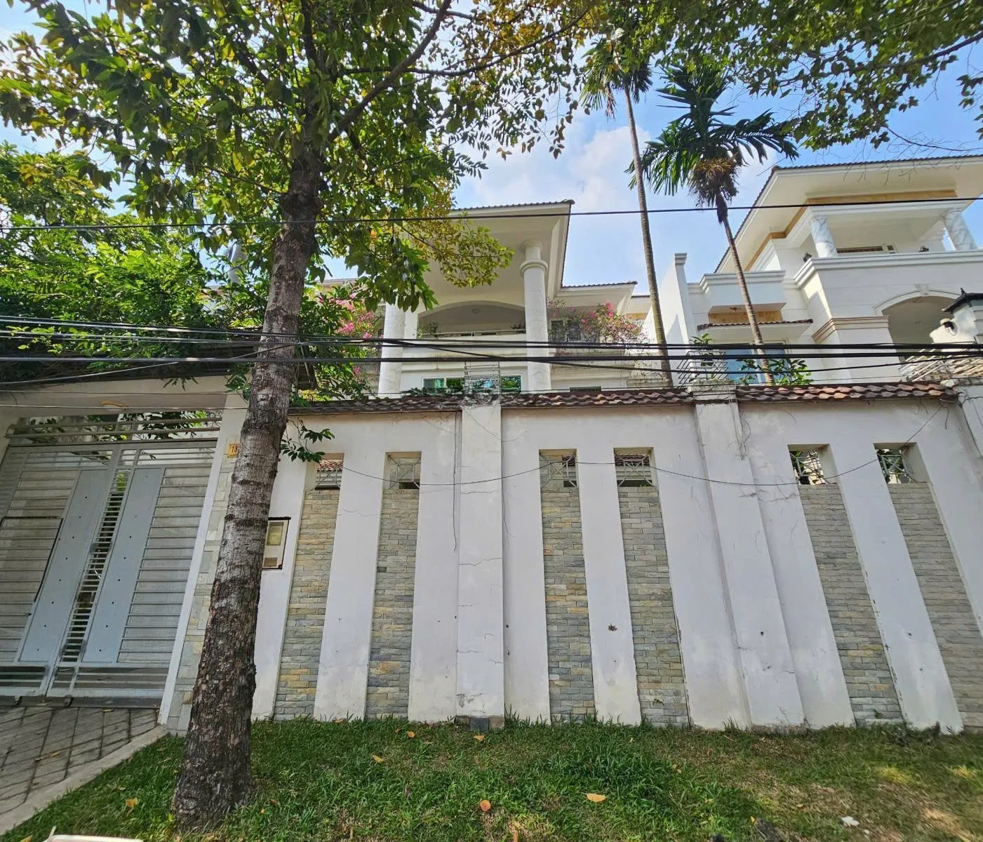 Cho thuê biệt thự 131/31  Nguyễn Văn Hưởng, Quận 2. Giá 115 Triệu