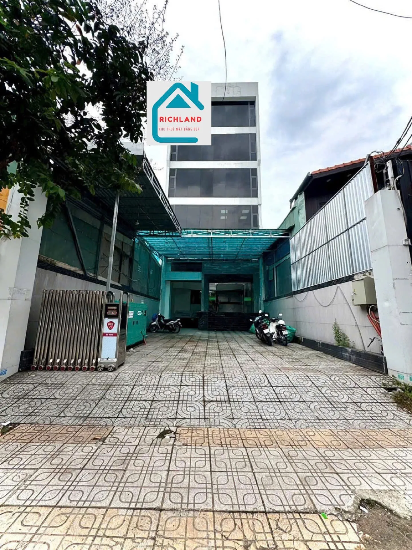 CHO THUÊ NHÀ MẶT TIỀN : 83C ĐẶNG VĂN BI, QUẬN THỦ ĐỨC. GIÁ THUÊ : 310 TRIỆU/THÁNG