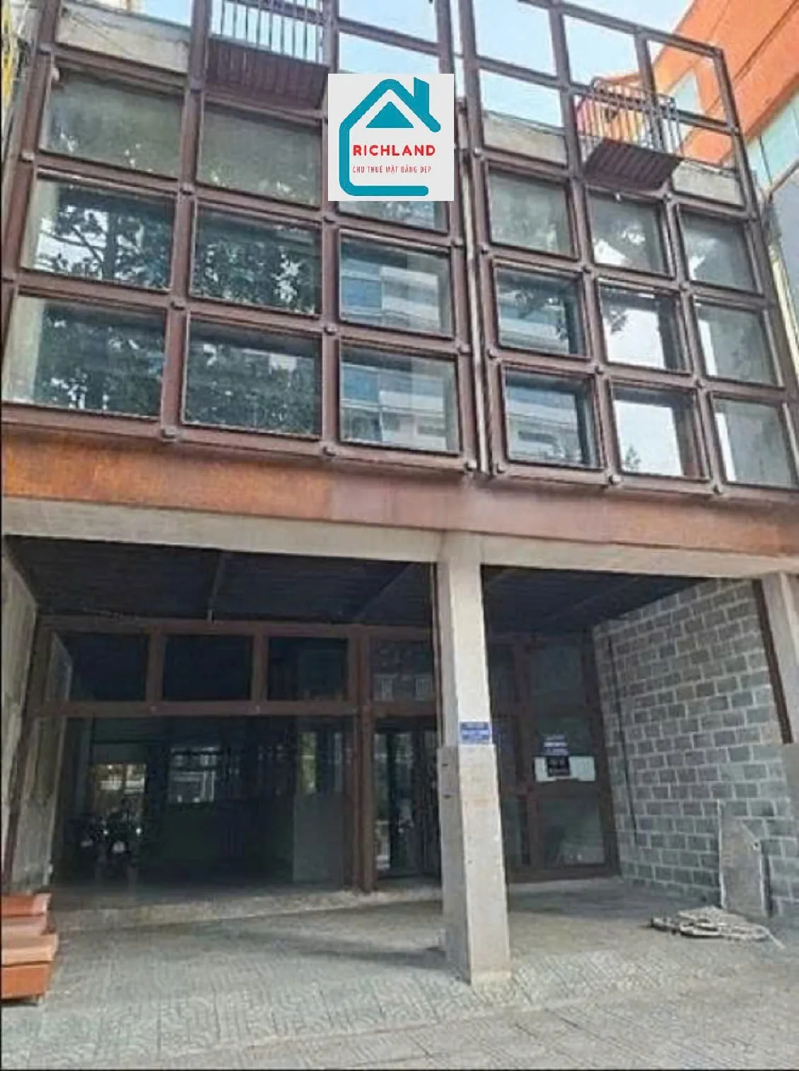 Cho thuê Nhà mặt tiền : 224 Nguyễn Tri Phương, Phường 4, Quận 10. Giá thuê : 180 triệu/tháng