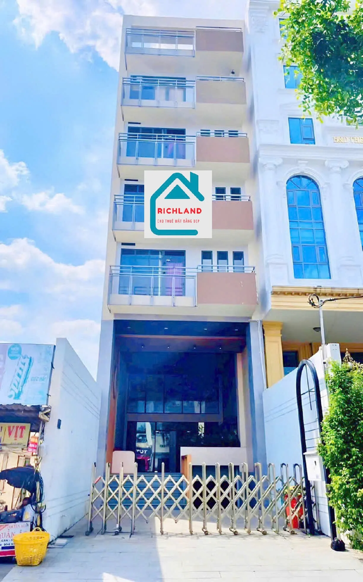 Cho thuê Nhà mặt tiền : 27D Quốc Hương, Phường Thảo Điền, Quận 2. Giá thuê : 200 triệu/tháng (chưa V