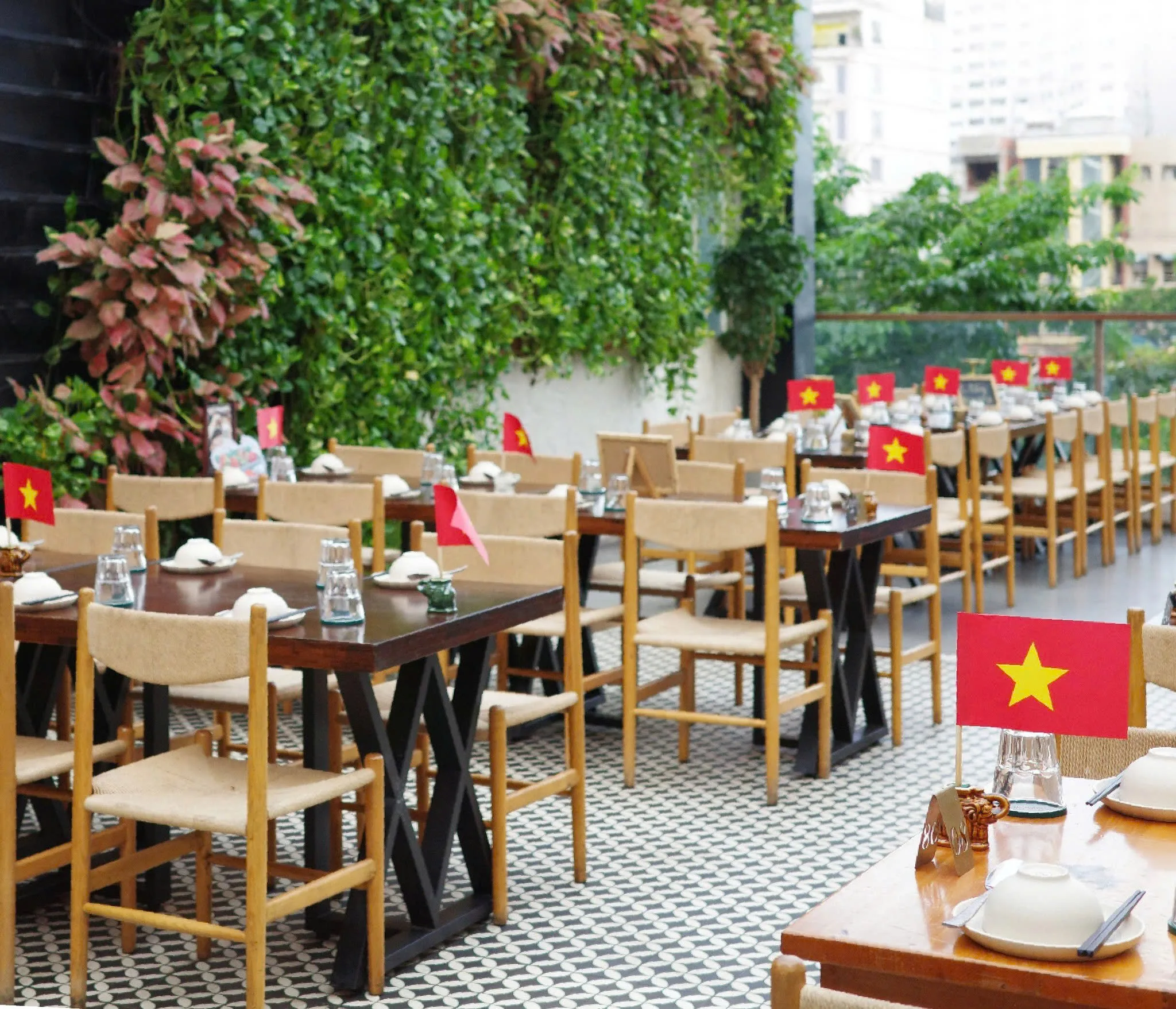 Cho thuê Nhà mặt tiền : 318 - 320 Võ Văn Kiệt, Quận 1. Giá thuê : 7.500 usd/tháng