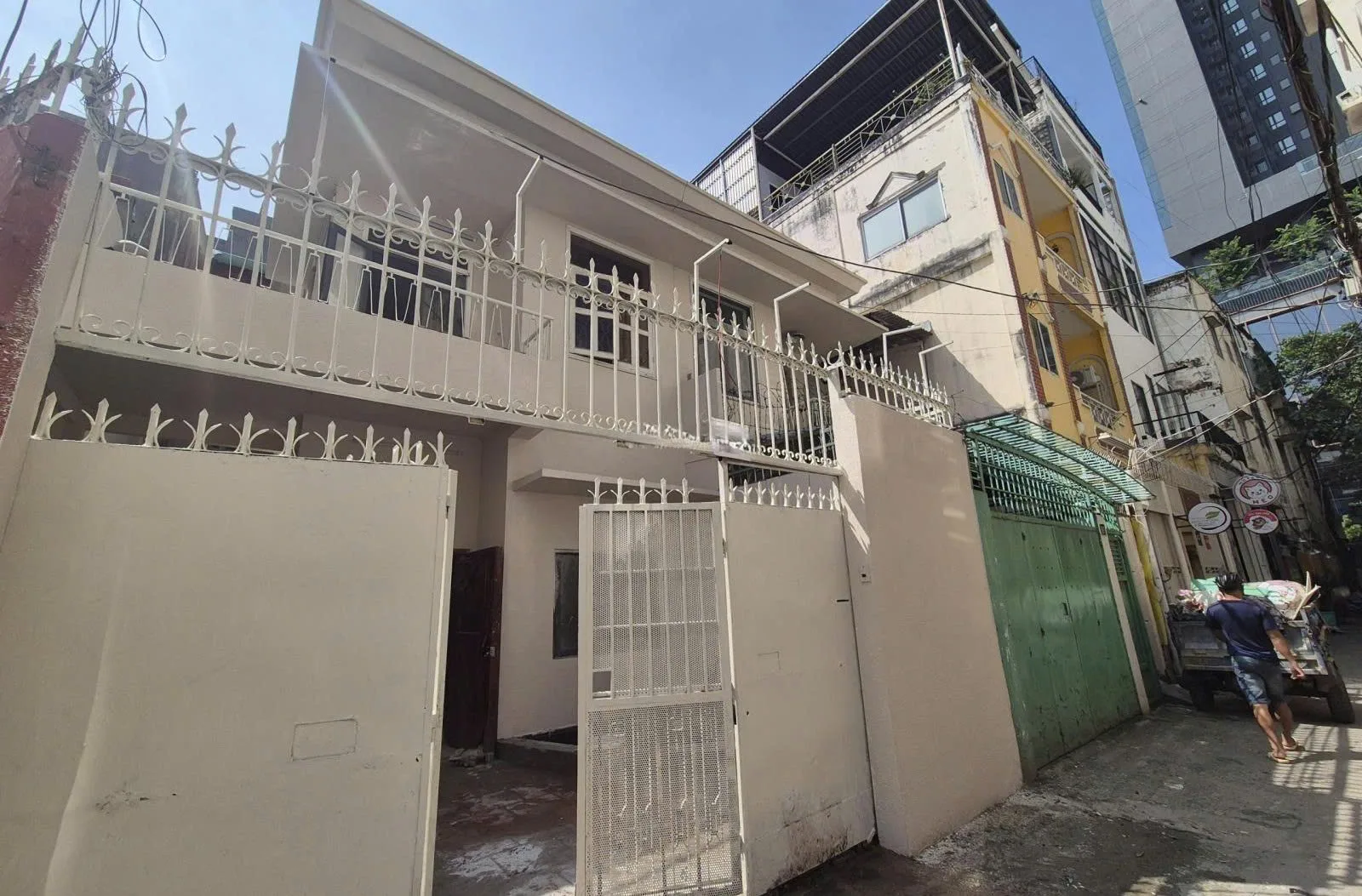Cho Thuê Biệt Thự Sát Mặt Tiền : 269/2 Nguyễn Trãi, Phường Nguyễn Cư Trinh, Quận 1. Giá thuê : 90 tr